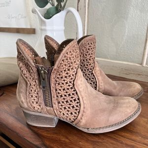 Circle G Cut Out Shortie Ankle Boot 10.5